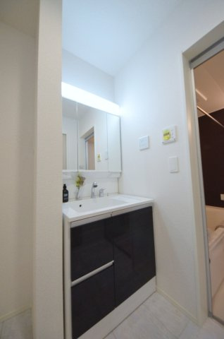 宮内字西畑口の独立洗面台|清潔感あふれるシャワー付洗面台と洗面室。余裕のスペース。窓もあり明るく通気も良いです