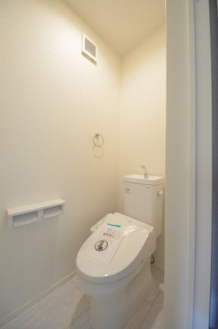 宮内字西畑口のトイレ|窓のある明るいトイレ
勿論ウォシュレット付きです