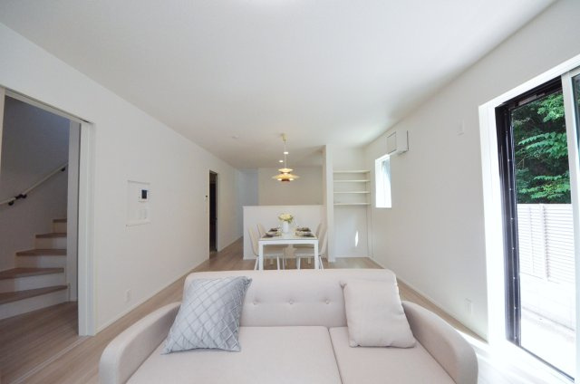 宮内字西畑口の居間・リビング|広く明るいリビング空間。オープンタイプの対面式キッチンでリビングが隅まで見渡せます。キッチンにいながら小さなお子様にも目が届き安心です。