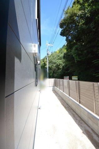 宮内字西畑口の居間・リビング|敷地南側に庭スペースがあります