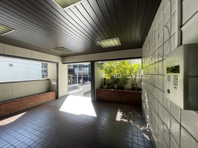 グリーンマンション今泉のエントランス|光差し込むエントランス