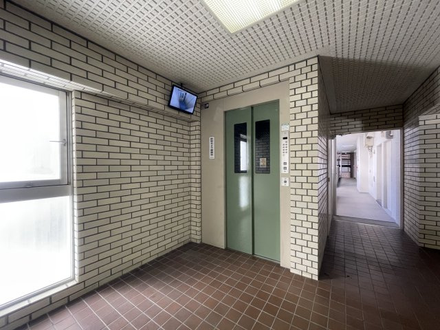 グリーンマンション今泉のエントランス|防犯カメラがあります。