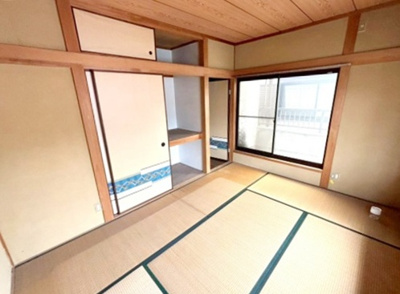 【洋室】 | 尼崎市杭瀬寺島1丁目　中古戸建 | 押し入れの天袋には普段あまり使わない荷物の収納に便利に