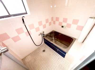 【浴室】 | 尼崎市杭瀬寺島1丁目　中古戸建 | 光が差し込む明るいバスルーム。換気ができ、カビ対策にもなりますね