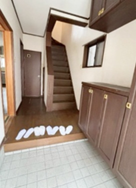 【玄関】 | 尼崎市杭瀬寺島1丁目　中古戸建 | 収納力の高いシューズボックス付き