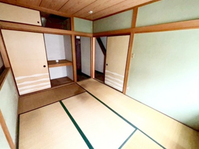 【和室】 | 尼崎市杭瀬寺島1丁目　中古戸建 | 押し入れは奥行きがあるので、お布団などたっぷり収納できます