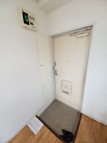 ローラ中央の玄関|別部屋参考用写真