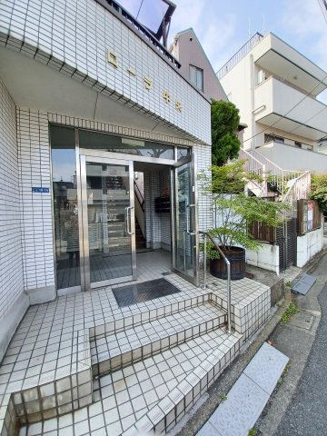 ローラ中央のエントランス