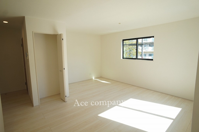 【居間・リビング】 | 八尾市志紀町南4丁目 | 【LDK：約15.62帖】リビングに収納（物入）あります♪