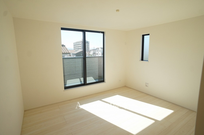 【寝室】 | 八尾市志紀町南4丁目 | 【3階：洋室7帖】バルコニーに面したお部屋です☆