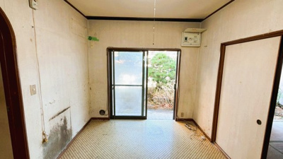 【キッチン】 | 【湯河原町鍛冶屋】吹抜けがもたらす明るく開放的な室内 | キッチン横の窓からは心地よい風が通り抜け、朝の光を浴びながら一日をスタートできます。