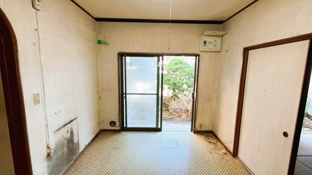 【キッチン】 | 【湯河原町鍛冶屋】吹抜けがもたらす明るく開放的な室内 | キッチン横の窓からは心地よい風が通り抜け、朝の光を浴びながら一日をスタートできます。