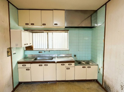 【キッチン】 | 【湯河原町鍛冶屋】吹抜けがもたらす明るく開放的な室内 | 窓があり明るく通風良好なキッチン。壁面のタイルがレトロで、日々の家事も楽しくなりそうです。