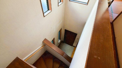 【内装】 | 【湯河原町鍛冶屋】吹抜けがもたらす明るく開放的な室内 | 吹き抜けの窓から届く光で、廊下まで明るい設計。