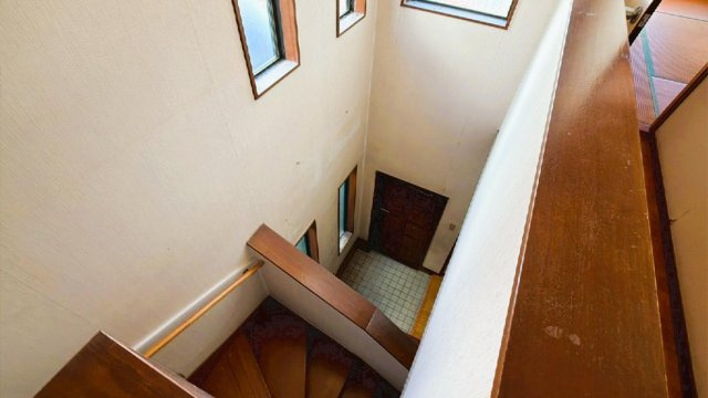 【内装】 | 【湯河原町鍛冶屋】吹抜けがもたらす明るく開放的な室内 | 吹き抜けの窓から届く光で、廊下まで明るい設計。