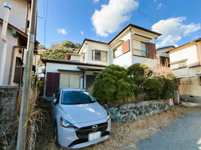 【外観】 | 【湯河原町鍛冶屋】吹抜けがもたらす明るく開放的な室内 | 青空と緑に囲まれた清々しい陽当たり良好な白い外壁の邸宅です。カースペースも完備しています。