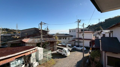 【展望】 | 【湯河原町鍛冶屋】吹抜けがもたらす明るく開放的な室内 | 窓の外には幕山の緑と穏やかな街並みが広がります。