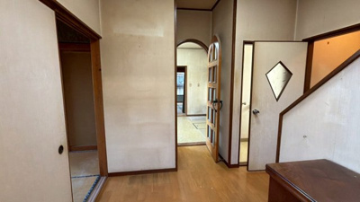 【内装】 | 【湯河原町鍛冶屋】吹抜けがもたらす明るく開放的な室内 | 玄関を入ると、吹き抜けからの明るい光が差し込みます。広すぎず狭すぎない、心地よいサイズ感です。