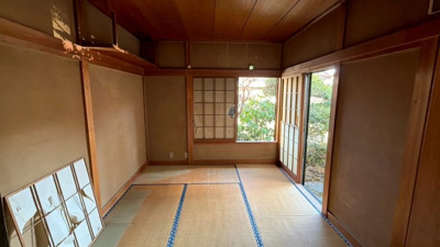 【和室】 | 【湯河原町鍛冶屋】吹抜けがもたらす明るく開放的な室内 | 庭の緑を望む1階和室。畳の香りに癒されながら、ゆったりと寛げる「和み」の空間です。