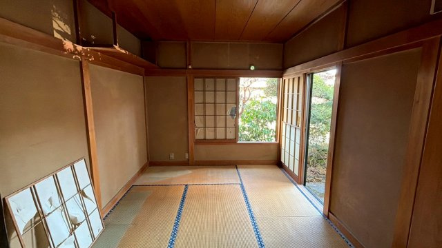 【和室】 | 【湯河原町鍛冶屋】吹抜けがもたらす明るく開放的な室内 | 庭の緑を望む1階和室。畳の香りに癒されながら、ゆったりと寛げる「和み」の空間です。