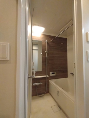 【浴室】 | エクレール大倉山 | 浴室乾燥機を完備しており、カビの発生を抑えるとともに、冬場のヒートショック対策や雨の日の衣類乾燥にも