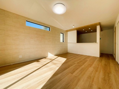 【居間・リビング】 | 大磯町東小磯 2号棟 | 家族の食事や団らんのほか、子どもを遊ばせたり、友人を招いたりするLDKは住まいの中心です。長時間過ご