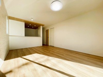 【居間・リビング】 | 大磯町東小磯 2号棟 | 大きな窓から自然光が差し込む、明るく開放感のあるリビング。家具の配置がしやすい空間で、ソファやダイニ