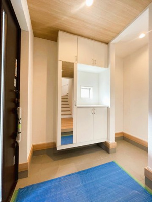 【玄関】 | 大磯町東小磯 2号棟 | 住まいの第一印象を決める玄関は、落ち着いた雰囲気と機能性を兼ね備えた空間。シューズボックスを備え、靴