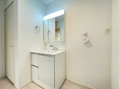 【独立洗面台】 | 大磯町東小磯 2号棟 | 身支度や家事に便利な独立洗面台を採用。朝の混み合う時間帯も快適に使えます。収納スペースも備えているた