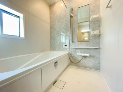 【浴室】 | 大磯町東小磯 2号棟 | 一日の疲れをやさしく癒す、くつろぎのバスルーム。ゆったりとした浴槽で足を伸ばし、心も身体もリセットで