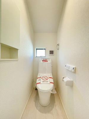 【トイレ】 | 大磯町東小磯 2号棟 | 清潔感のある落ち着いた雰囲気のトイレ。毎日使う場所だからこそ、お手入れのしやすさにも配慮されています