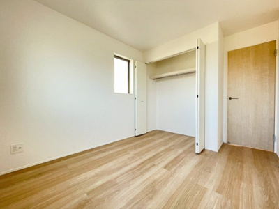 【洋室】 | 大磯町東小磯 2号棟 | 前居室収納付きなのでとても便利な仕様です♪収納があるからこそインテリアにもこだわれますよね。ついつい