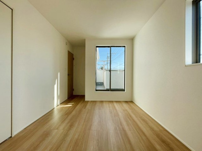 【洋室】 | 大磯町東小磯 2号棟 | 採光、通風が心地よいお部屋です。お子様部屋にも、お父さんの書斎にも、どんな目的でも心地よくお使いいた