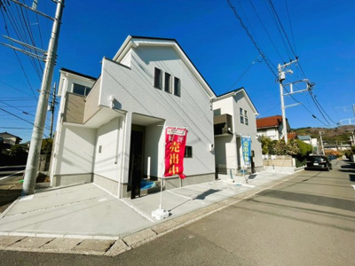 【外観】 | 大磯町東小磯 2号棟 | 東海道線大磯駅徒歩10分！太陽に愛された立地に堂々誕生。青空がより一層映えるような上品な外観が閑静な