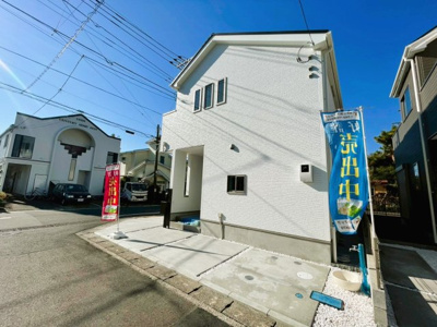 【外観】 | 大磯町東小磯 2号棟 | モダンでシックな外観が魅力的な外観です。飽きのこないデザインは人目を惹きつけつつも閑静な街並みに良く