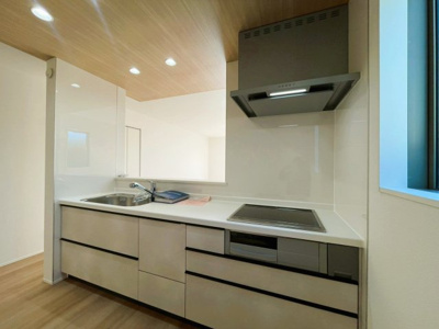 【キッチン】 | 大磯町東小磯 2号棟 | 人気の対面式キッチンです！お子様から目を離さずにお料理ができることが最大の利点。お料理中も家族とのコ