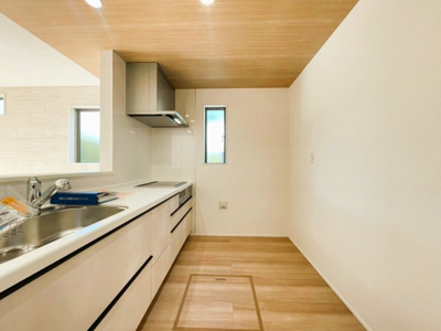 【キッチン】 | 大磯町東小磯 2号棟 | 調理スペースが広くお料理しやすい仕様になっています♪シンクも大きめなので洗い物もスムーズですね☆ご家