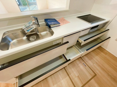 【キッチン】 | 大磯町東小磯 2号棟 | 調理器具や食器、ストック品までしっかり収まるキッチン収納。沢山の収納スペースで、使用頻度に合わせた整