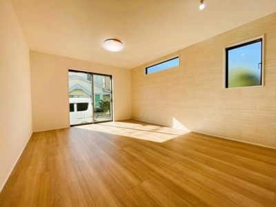 【居間・リビング】 | 大磯町東小磯 2号棟 | 16帖の広々LDKが魅力的♪日当たりもよく居心地の良い空間です。家族とのコミュニケーションが自然と弾