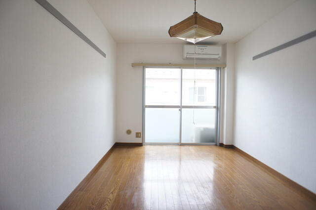 ブロードフラットの居間・リビング