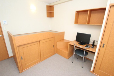 【居間・リビング】 | レオネクスト日明 | ベッド下の収納スペースが魅力的です☆