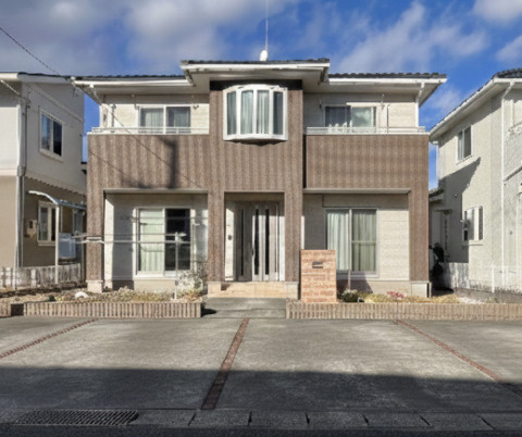 オレンジ　★泉もえぎ台二丁目　土地77坪　建物41坪　４ＳＬＤＫ★　中古住宅の外観|おしゃれな外観です