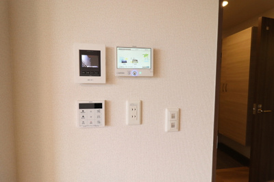 【その他】 | PREMILIFE須賀 | 305　太陽光パワーコンディショナーリモコン・追い焚きリモコン・モニタ付きインターホン