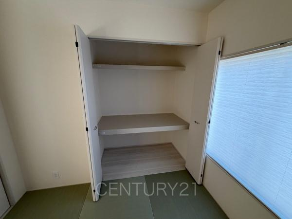 前橋市大利根町第7 2号棟の収納|和室の収納はお布団も収納し易い仕切り棚付きです。