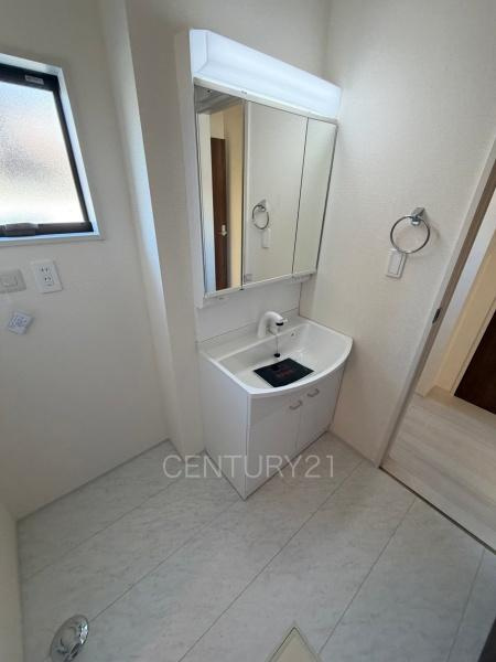 前橋市大利根町第7 2号棟の独立洗面台|三面鏡付きの洗面台には鏡の裏に収納があり、すっきり片付けられます。
洗髪も可能な伸縮機能つきシャワーヘッドです。