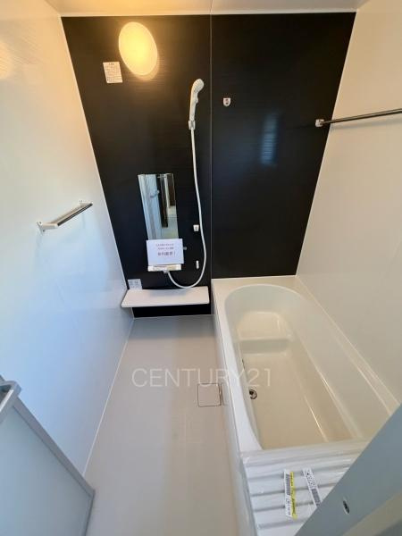 前橋市大利根町第7 2号棟の浴室|ゆったりと寛げる大型バスタブ。
足を伸ばしたまま入浴可能です。
浴室乾燥機付きで天候が悪い日でも洗濯をして衣類を乾燥させることができます。