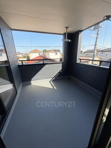 前橋市大利根町第7 2号棟のバルコニー|天井付きバルコニーは急な雨にも安心。
干した洗濯物や布団が外壁に干渉しづらい、天井吊り下げ式の物干し金具付き。