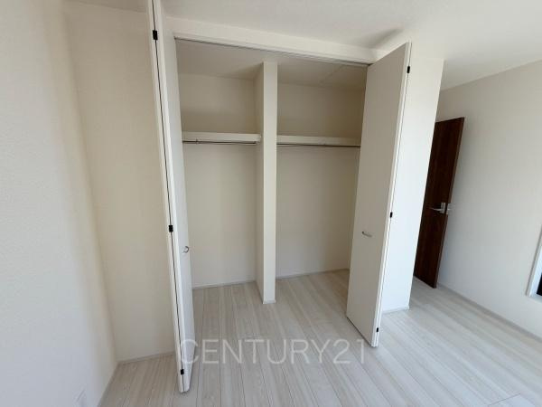 前橋市大利根町第7 2号棟の収納|ハンガーパイプ付きクローゼットです。