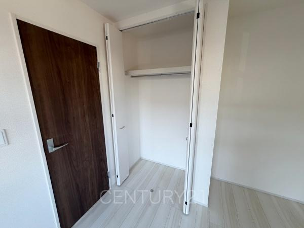 前橋市大利根町第7 2号棟の収納|ハンガーパイプ付きクローゼットです。