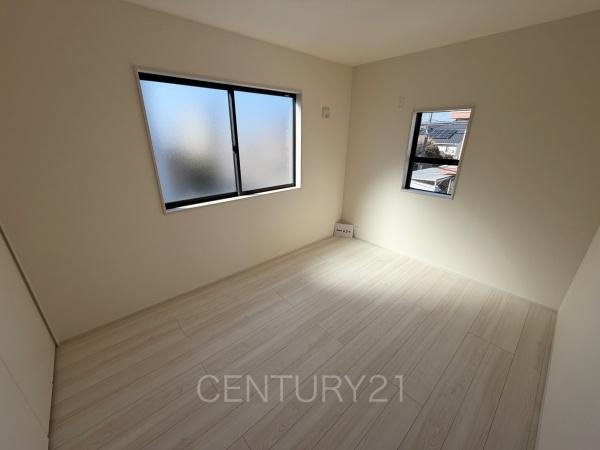 前橋市大利根町第7 2号棟の子供部屋|２面採光の明るい洋室です。